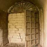 Scorgiamo anche il retro dell�entrata murata, con ci� che rimane del portone in legno settecentesco